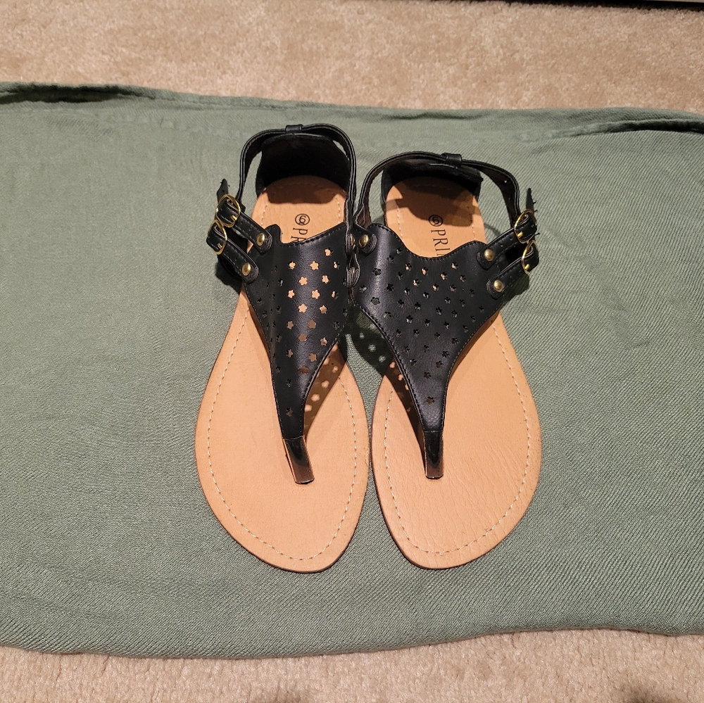 Black strap sandals with star holes